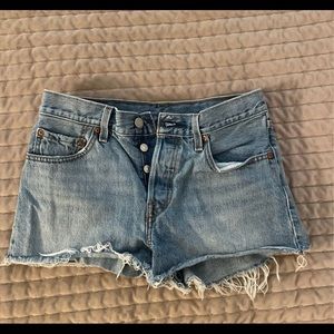 Levi-501  light wash Jean shorts